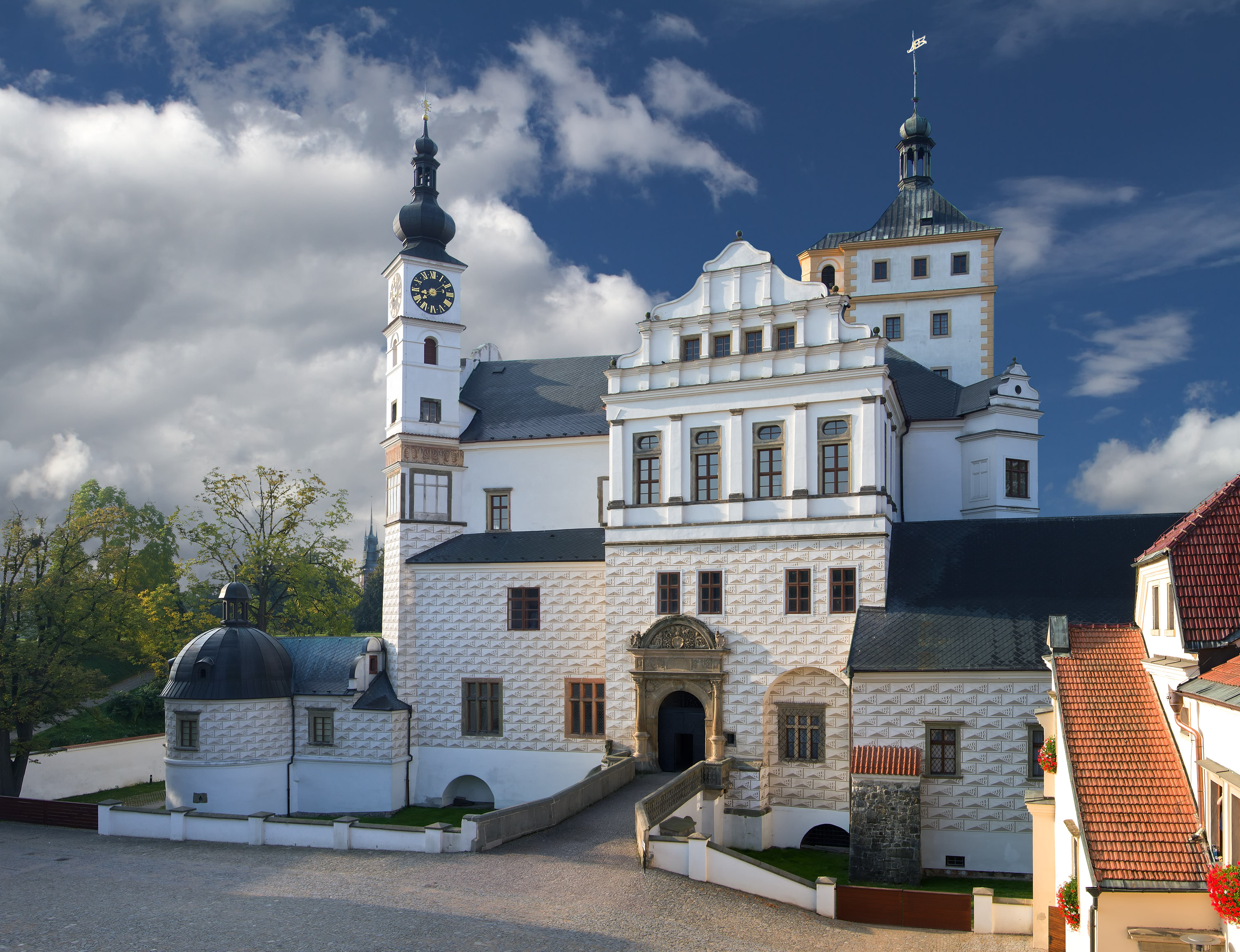 zamek zprava